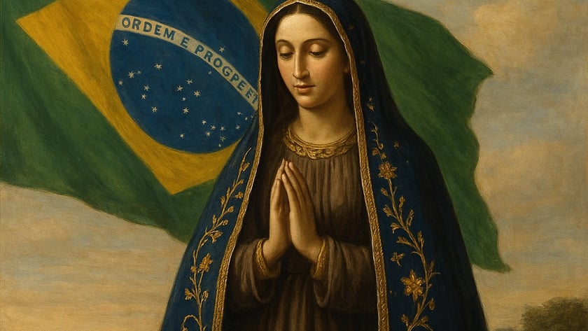 Mulher de manto azul e coroa dourada reza diante da bandeira do Brasil: "ORDEM E PROGRESSO".