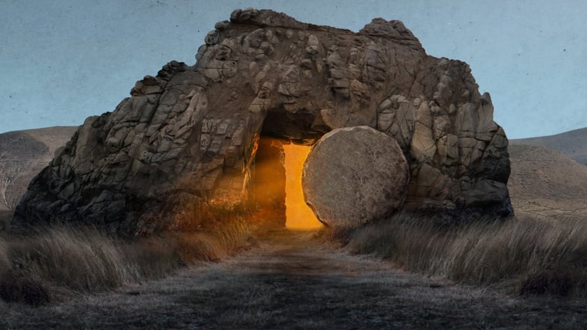 Rocha com entrada de caverna brilhando em laranja, pedra redonda ao lado, campo e lua ao fundo.