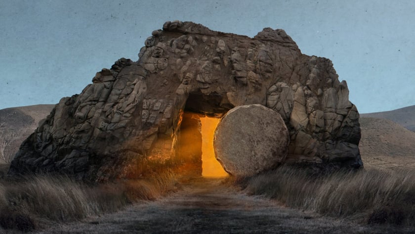 Rocha com entrada de caverna brilhando em laranja, pedra redonda ao lado, campo e lua ao fundo.