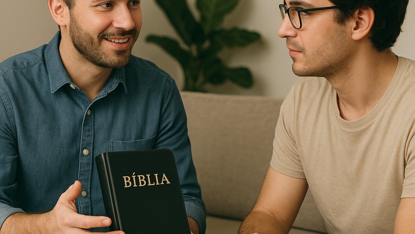 Dois homens conversam num sofá; um deles segura um livro preto com o título "BÍBLIA".