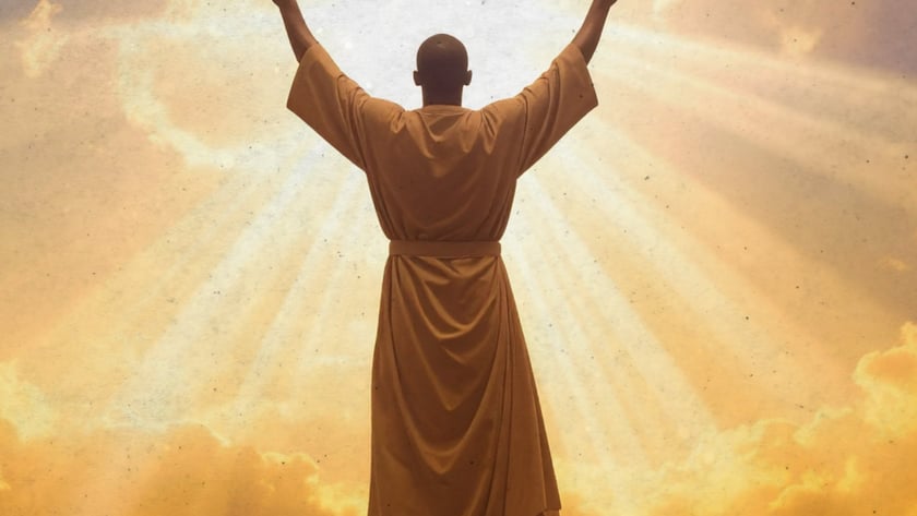Homem careca de costas, com túnica e braços erguidos, diante de raios de sol e nuvens.