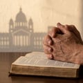 8 versículos sobre honrar e orar pelas autoridades
