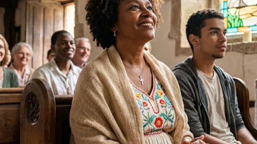 Mulher e jovem sentados em um banco de igreja, com vitral ao fundo.