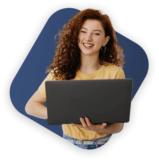Retrato de uma jovem feliz segurando laptop