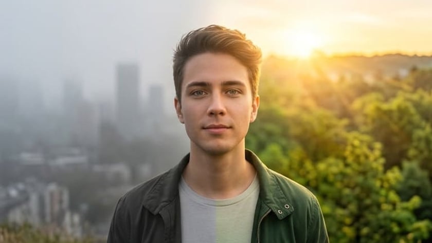 Jovem de jaqueta verde posa em mirante rochoso com floresta e sol ao fundo.